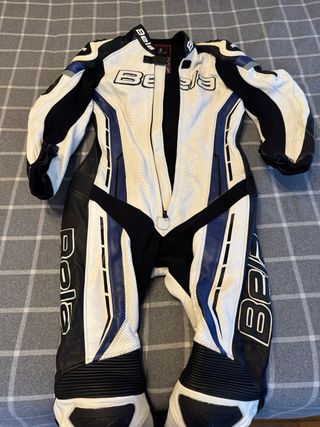 Mono de moto Bela mujer