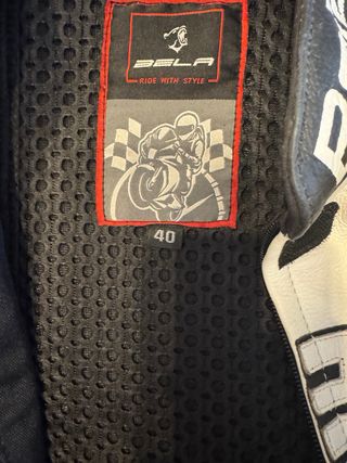 Mono de moto Bela mujer