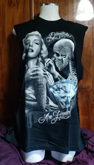 Camiseta negra modificada a mano