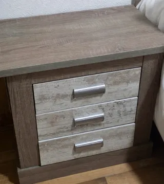 Cabecero y dos mesitas de noche