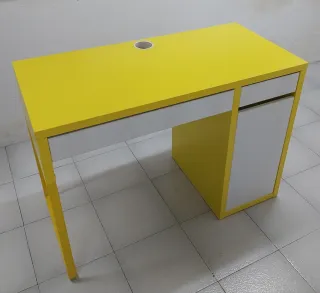 Escritorio moderno amarillo y blanco