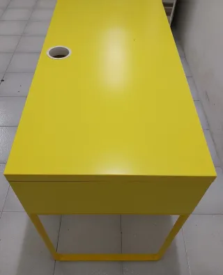 Escritorio moderno amarillo y blanco