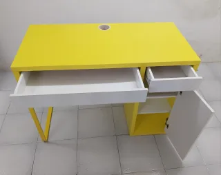 Escritorio moderno amarillo y blanco