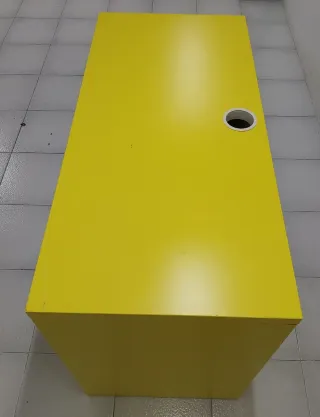 Escritorio moderno amarillo y blanco