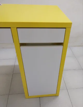 Escritorio moderno amarillo y blanco
