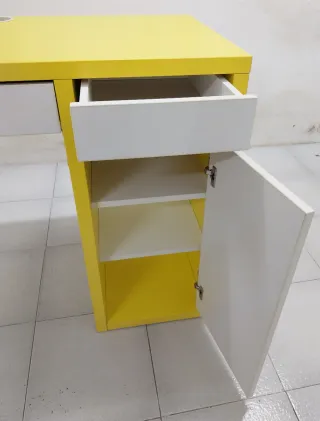 Escritorio moderno amarillo y blanco