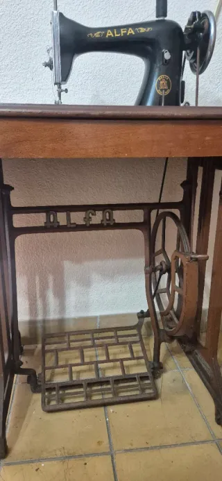 Máquina de coser Alfa clásica, antigua, vintage