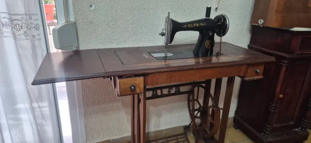 Máquina de coser Alfa clásica, antigua, vintage