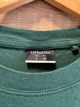 Camiseta verde y blanca con logo Talla L.