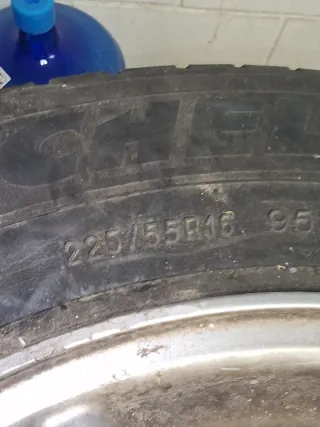 Llantas Jaguar/Ford 16 con Neumáticos Pirelli