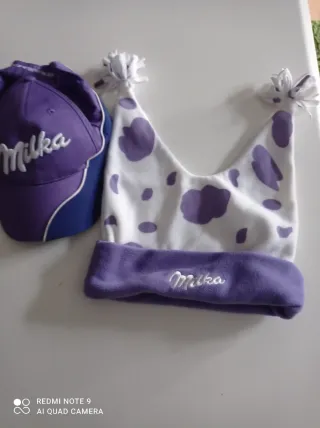 Gorro y gorra Milka morado y blanco