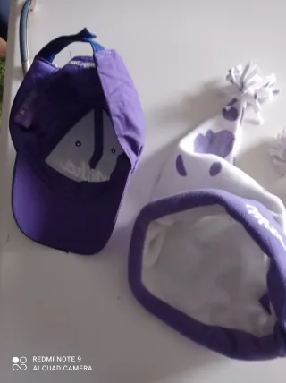 Gorro y gorra Milka morado y blanco