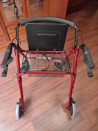 Andador 4 ruedas con frenos y  asiento