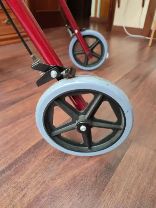 Andador 4 ruedas con frenos y  asiento
