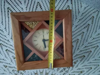 Bonito reloj de cocina de madera