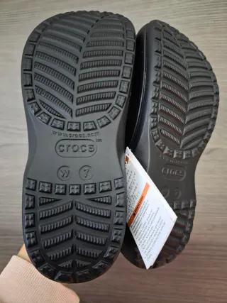 Crocs de plataforma negros con Jibbitz