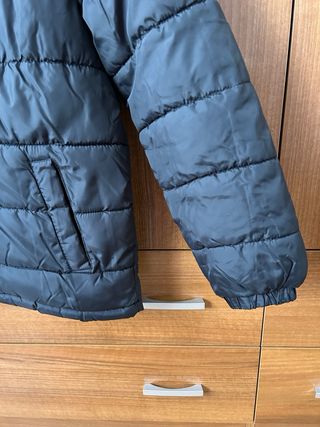 Cazadora acolchada negra con capucha