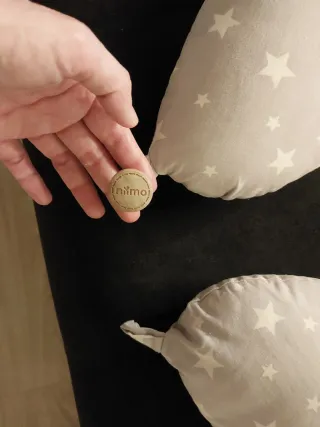 Cojín de lactancia gris con estrellas