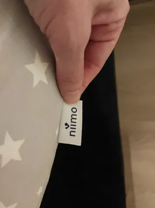 Cojín de lactancia gris con estrellas