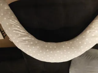 Cojín de lactancia gris con estrellas