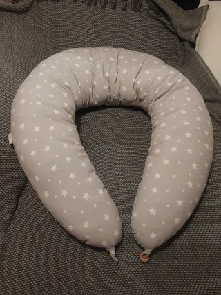 Cojín de lactancia gris con estrellas