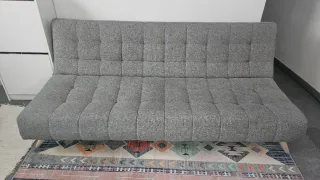 Sofá Cama gris, con alfombra de 140x 200cm. Lindo!