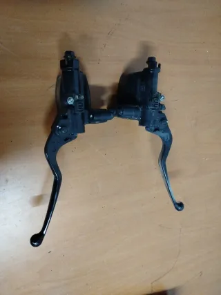Pinzas y Manetas Freno Xmax 400 (14-16)