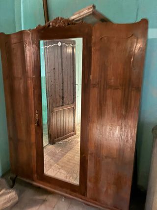 Armario ropero de madera con espejo