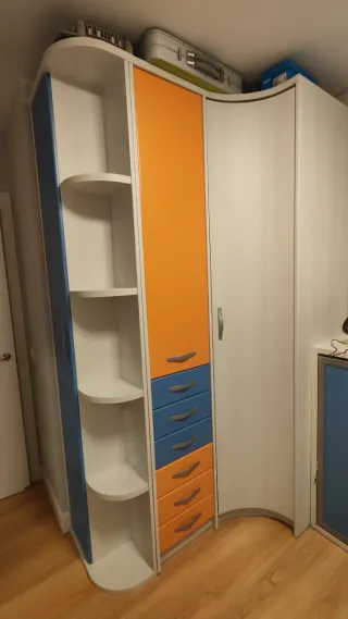 Habitación juvenil modular naranja y azul