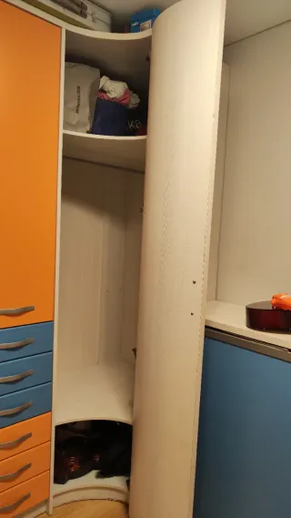 Habitación juvenil modular naranja y azul