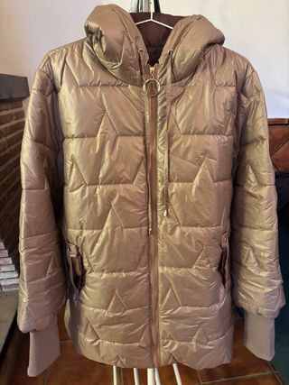 Plumas beige con capucha