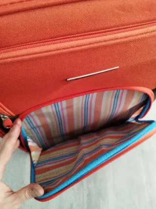 Maleta de viaje naranja con ruedas