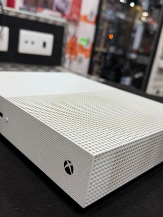 Xbox One S 1TB con mando Nacon