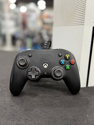 Xbox One S 1TB con mando Nacon