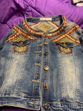 Chaqueta vaquera bordada mujer