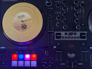 Controladora DJ Hercules T7 Negra