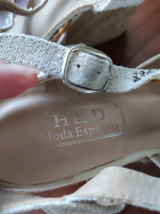 Sandalias cuña beige y plateadas