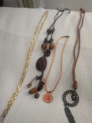 Collares bisutería cadena dorada y cordones