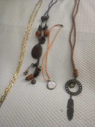 Collares bisutería cadena dorada y cordones