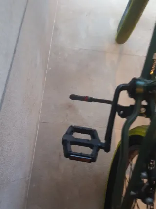 Bicicleta BMX verde con ruedas amarillas