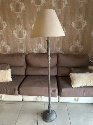 Lámpara de pie de tela y metal