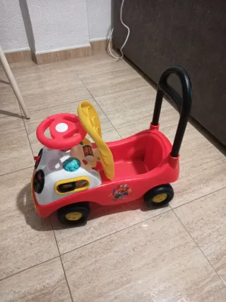 Coche de juguete para niños