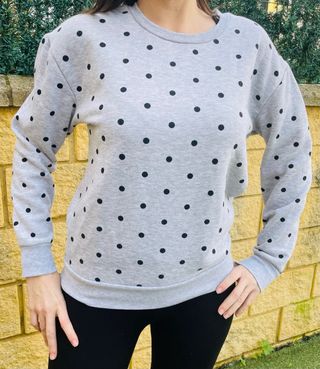 Sudadera gris con lunares negros
