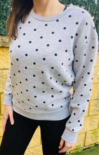 Sudadera gris con lunares negros
