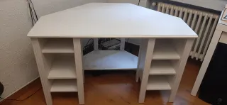 Escritorio blanco esquinero con estanterías