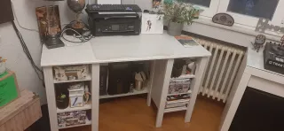 Escritorio blanco esquinero con estanterías