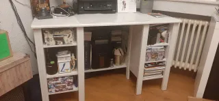 Escritorio blanco esquinero con estanterías