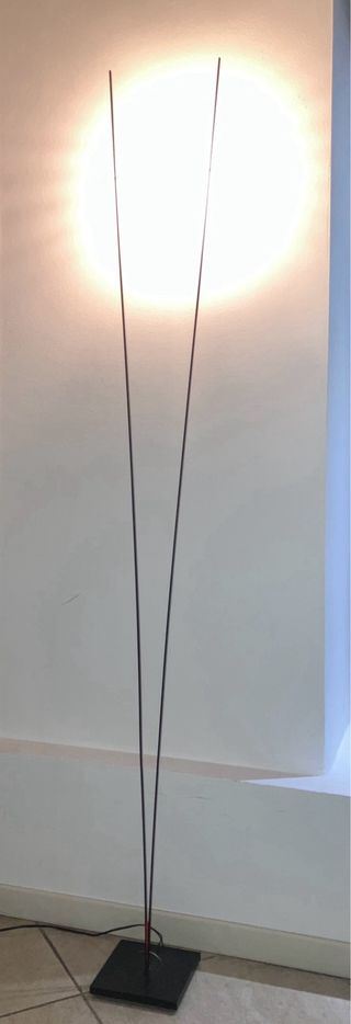 Lampada da terra Ilios di Ingo Maurer