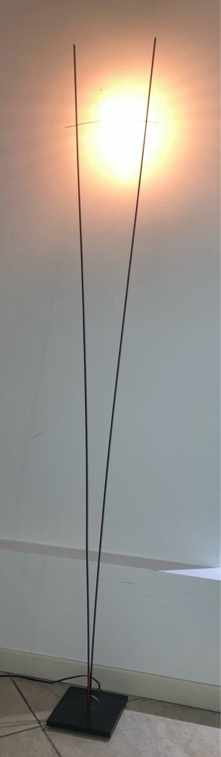 Lampada da terra Ilios di Ingo Maurer