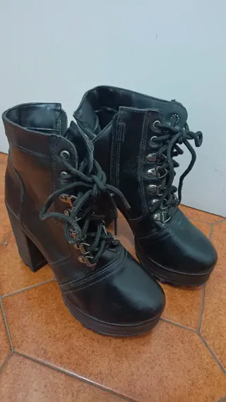 Botines negros con cordones y tacón